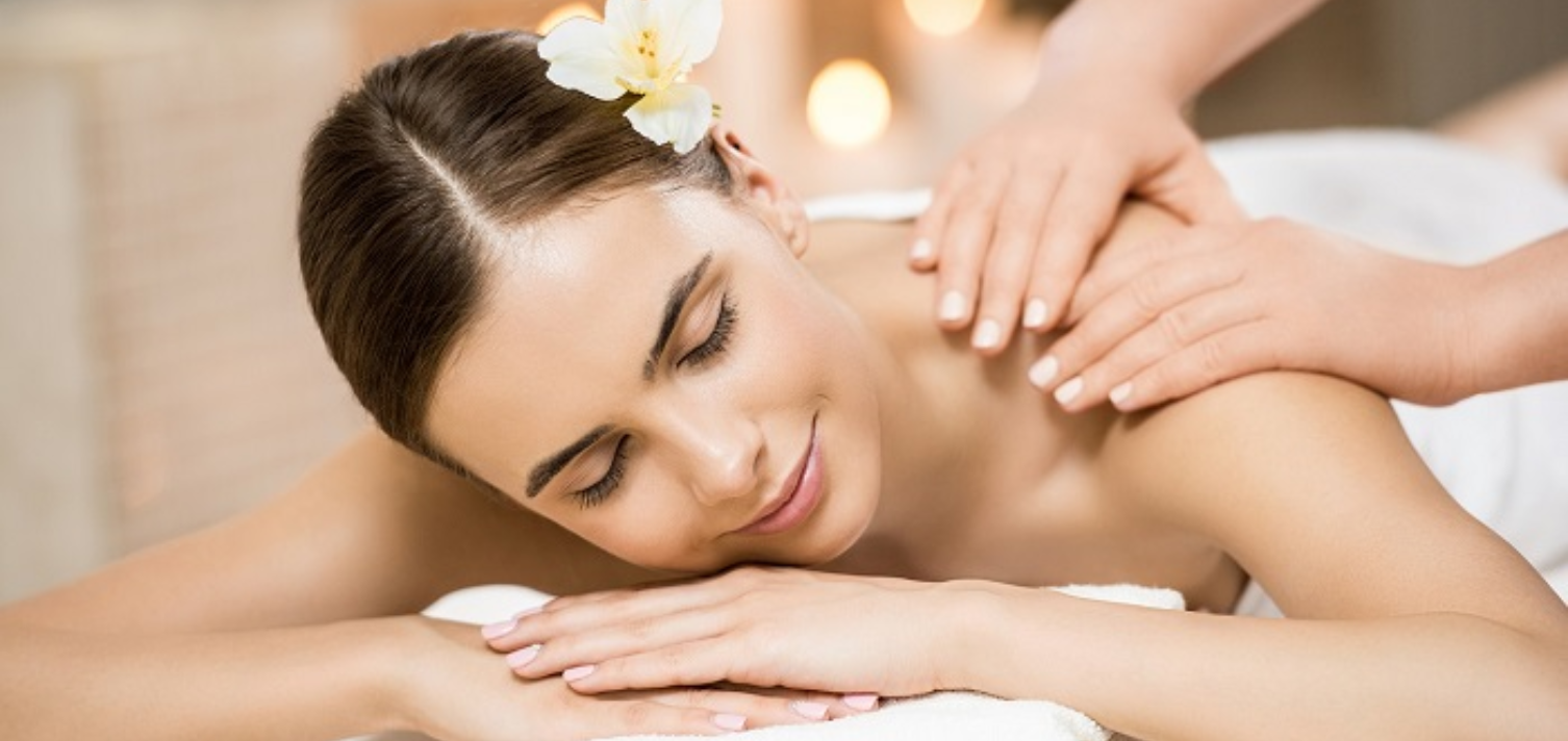 Khách hàng đang được massage lưng bằng kỹ thuật bấm huyệt chuyên sâu.